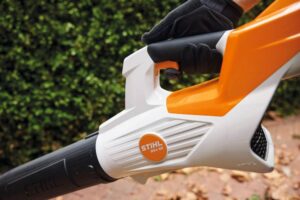 Зачем нужна аккумуляторная воздуходувка Stihl
