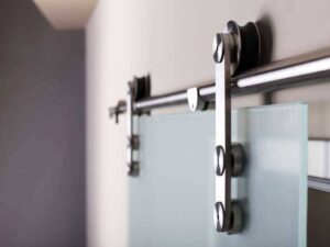 Как выбрать подвесную систему для стеклянной двери?